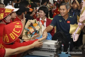HLV Mai Đức Chung Nhận Quà Đặc Biệt Từ Người Hâm Mộ Sau Kỳ Tích World Cup